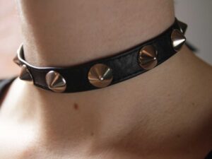 Slim pyramid Choker