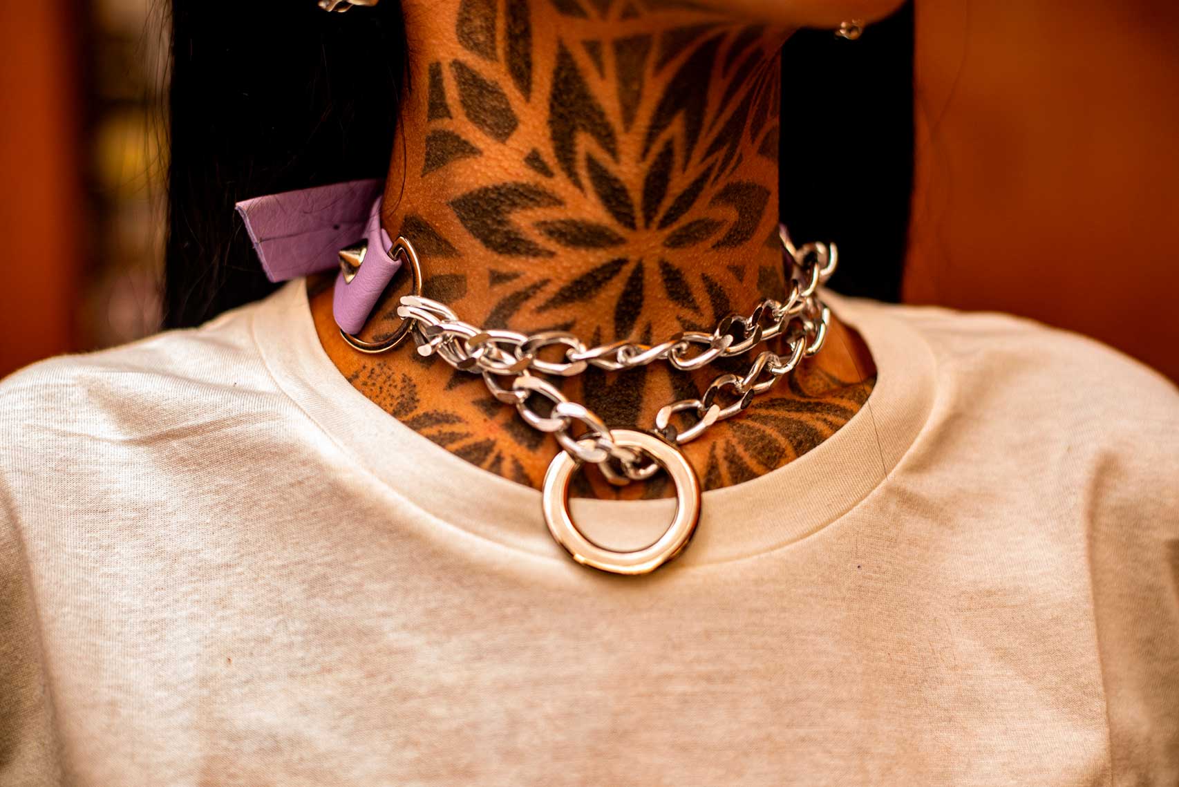 purple-leather-choker-with-central-chains