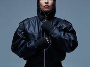 Chaqueta con capota en cuero vegano
