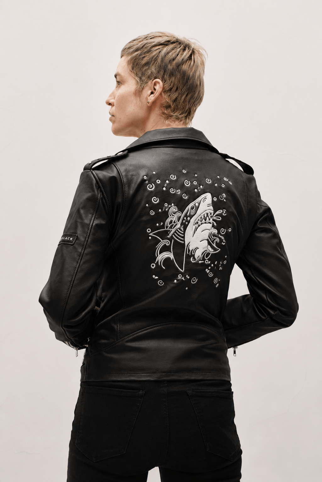 dark-shark-chaqueta-rosa-biker-bordada-unisex-ducky-black-outerwear