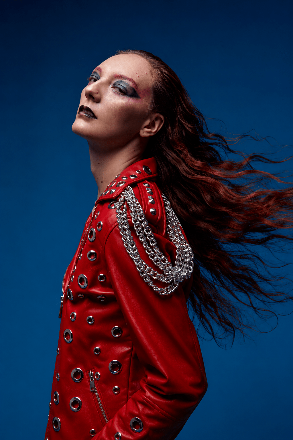 dark-muse-chaqueta-biker-roja-en-cuero-personalizada-con-herrajes-custom-leather-jacket-women