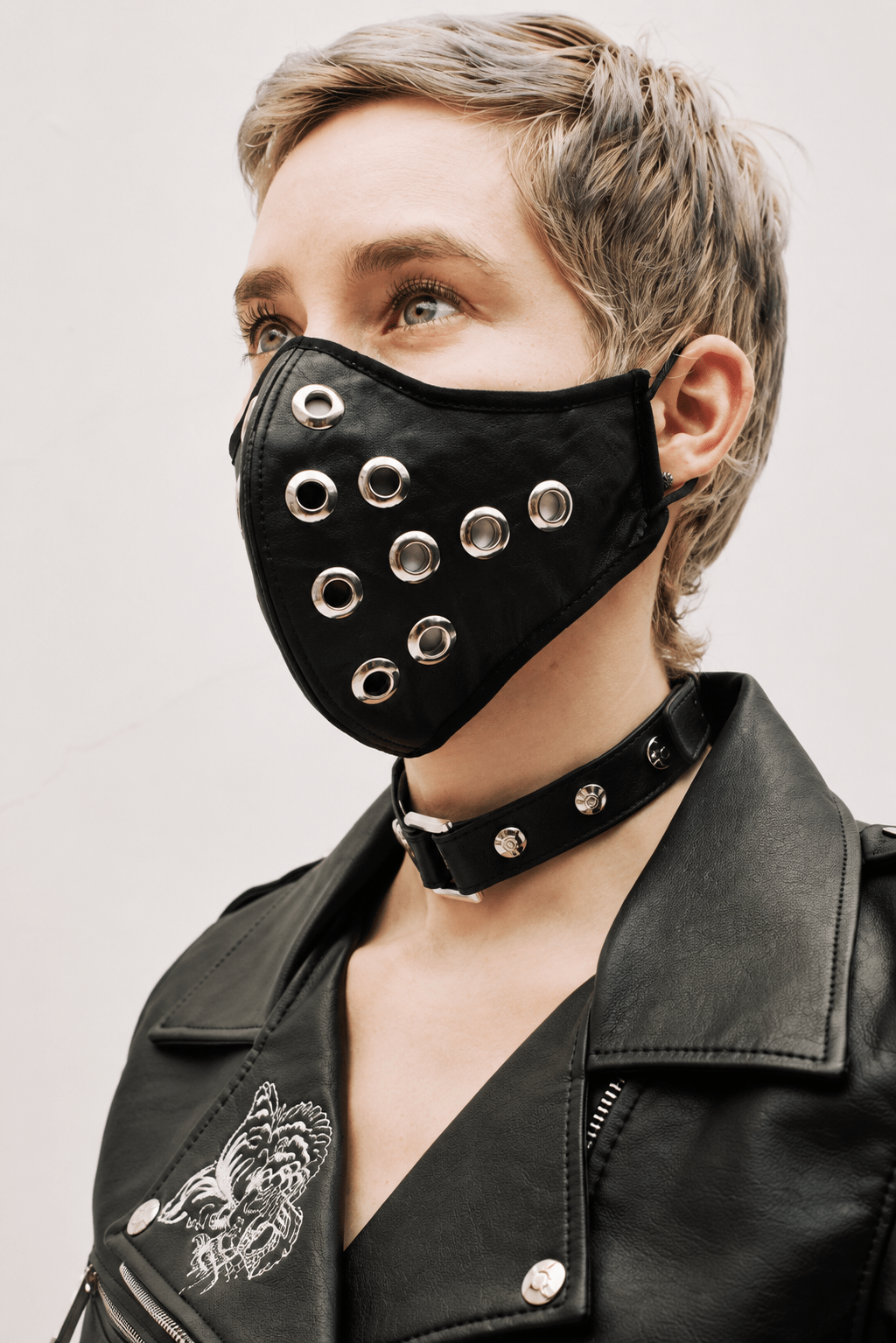 cobra-style-tapabocas-rockero-en-cuero-negro-ajustable
