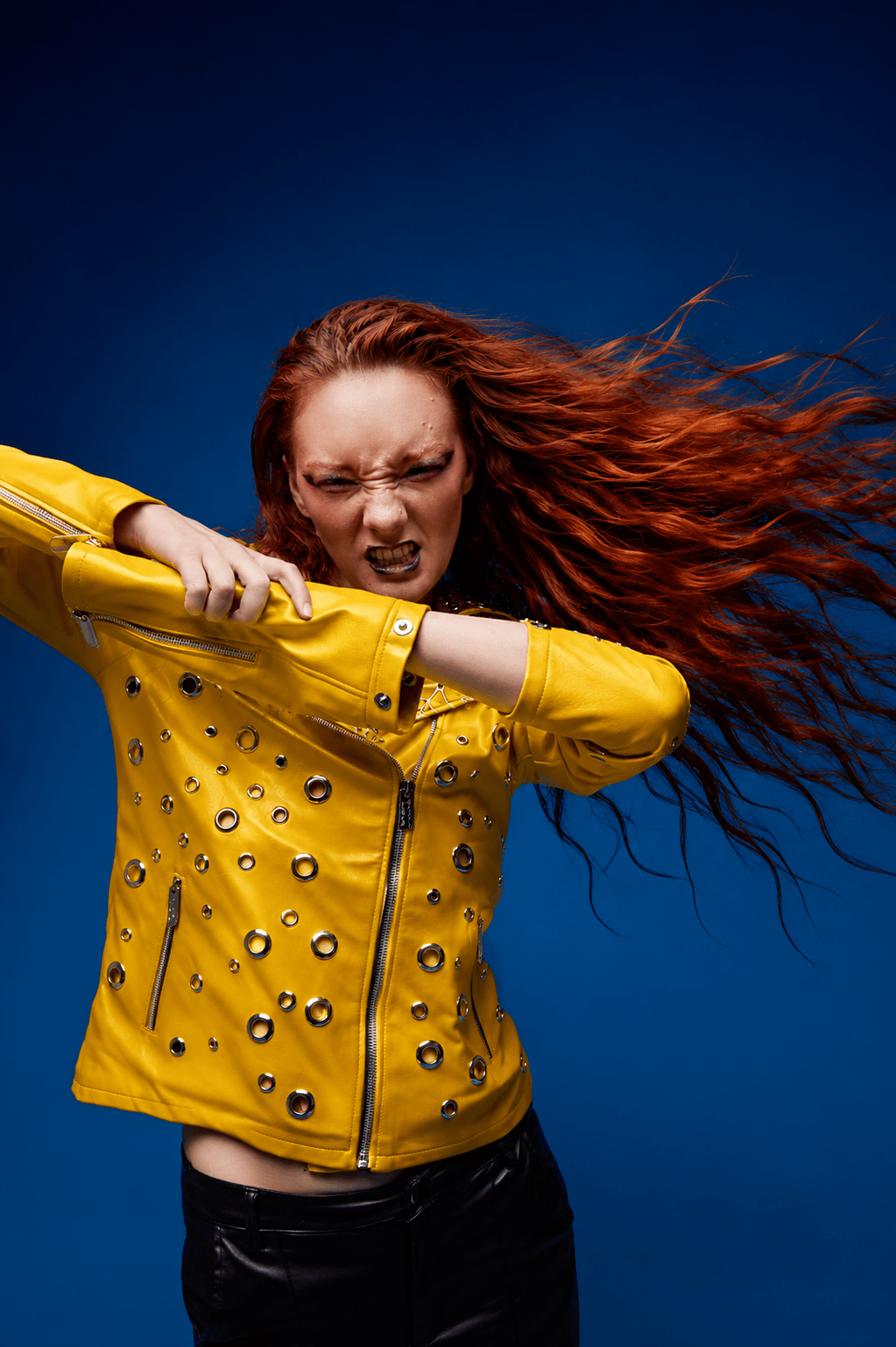 dark-muse-chaqueta-biker-amarillo-en-cuero-personalizada-con-herrajes-custom-leather-jacket-women-copy