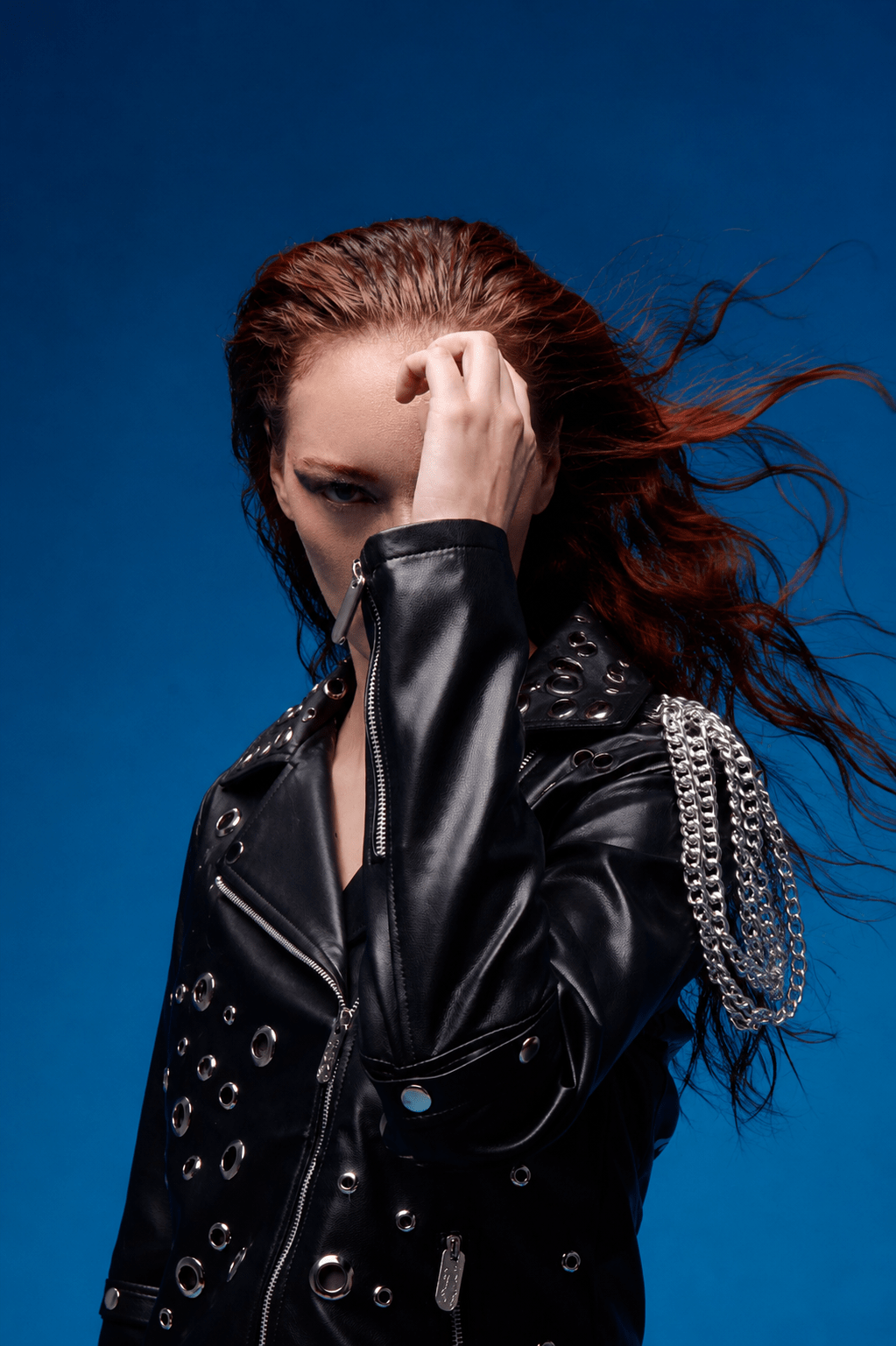 dark-muse-chaqueta-biker-negra-en-cuero-personalizada-con-herrajes-custom-leather-jacket-women