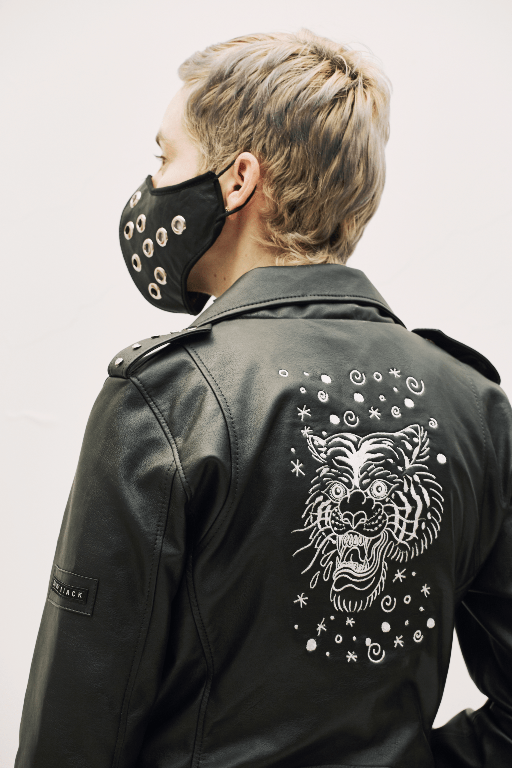 dark-tiger-chaqueta-biker-bordada-unisex-en-cuero-vegano-ducky-black-outerwear