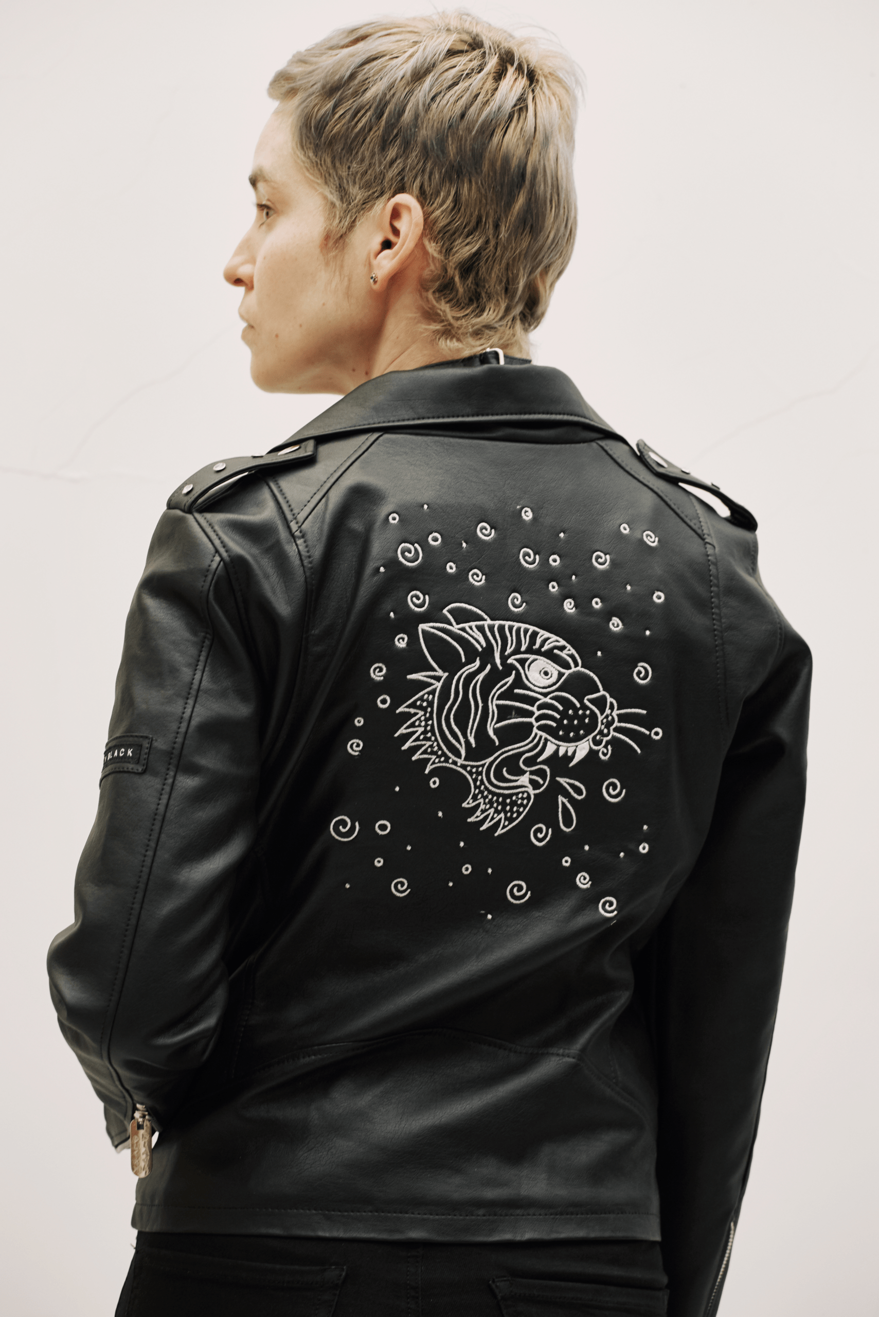 rebel-beast-chaqueta-biker-unisex-bordada-en-cuero-ducky-black-outerwear