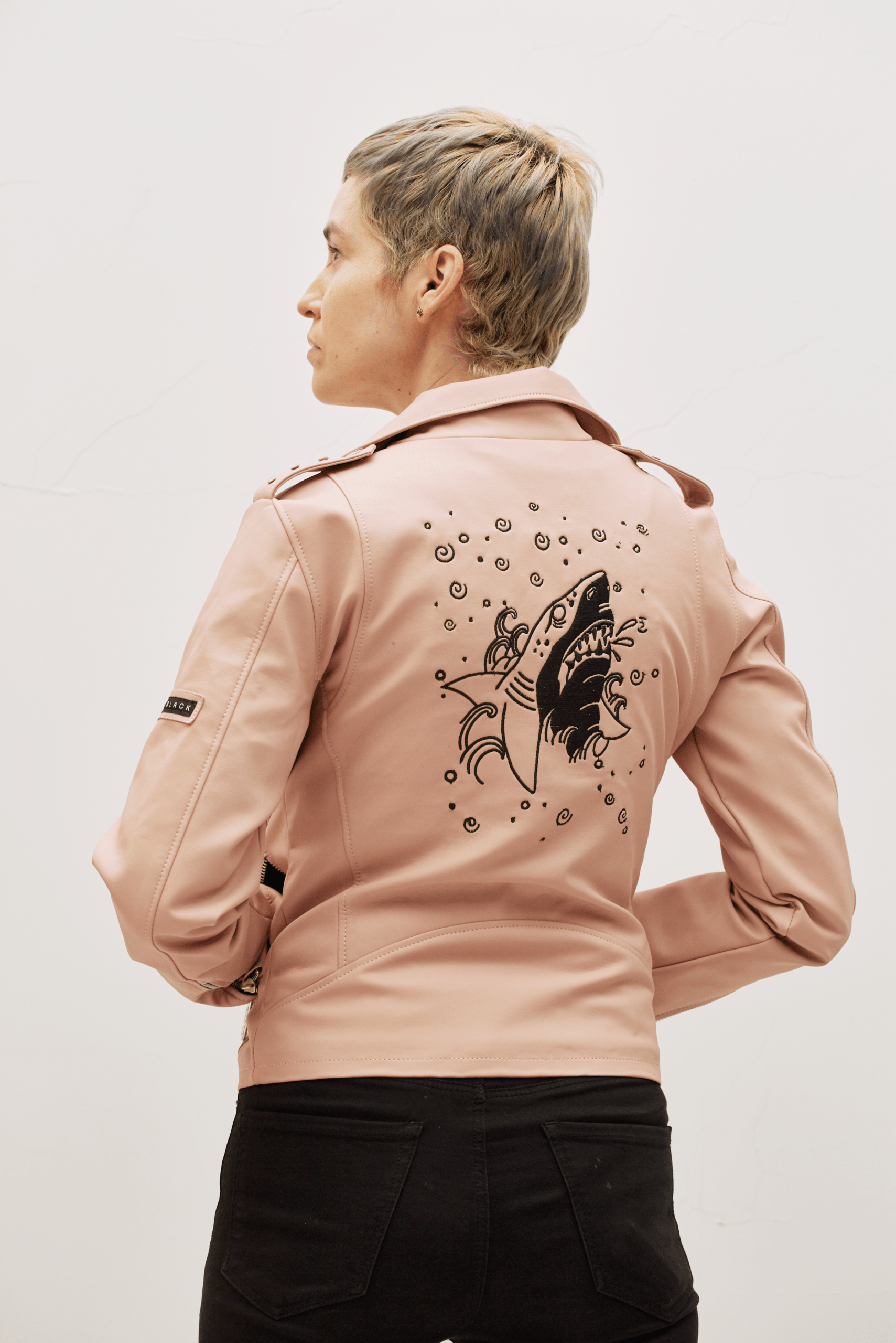 dark-tiger-chaqueta-rosa-biker-bordada-unisex-ducky-black-outerwear