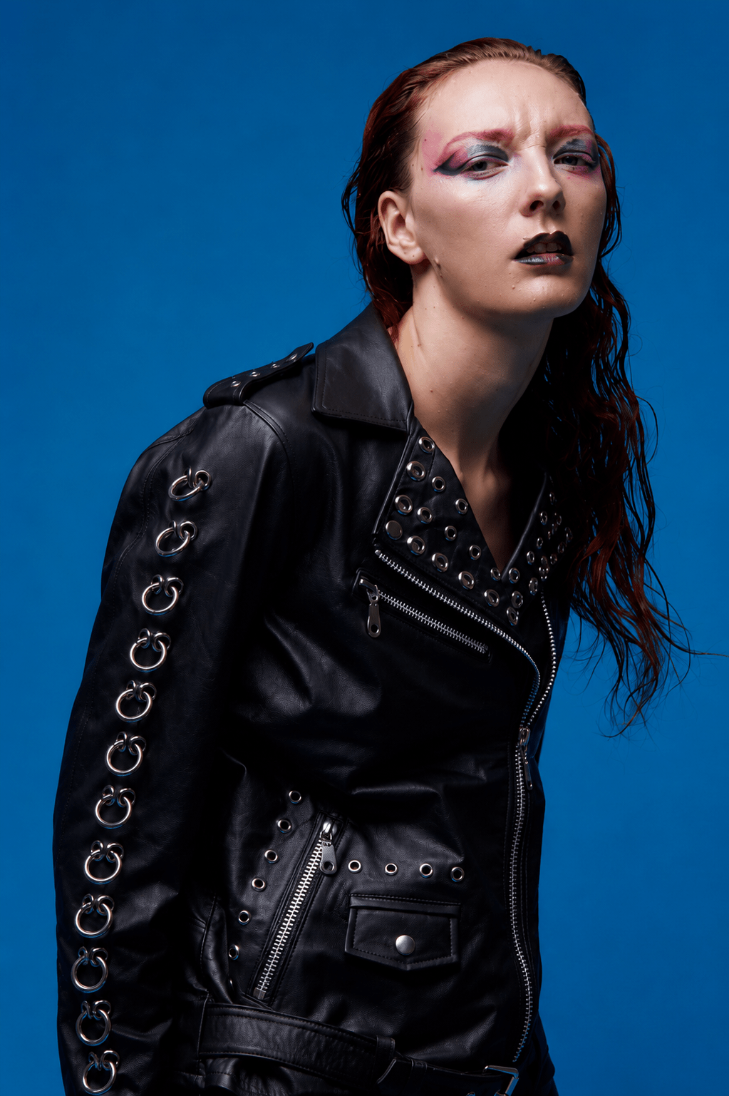 biker-gothic-cute-chaqueta-biker-negra-con-ilustracion-y-taches-handmade-custom-jacket-colombia
