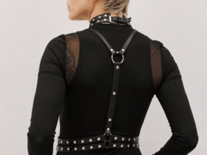 Panther Stud Harness – Arnés Rockero en Cuero Negro Artesanal