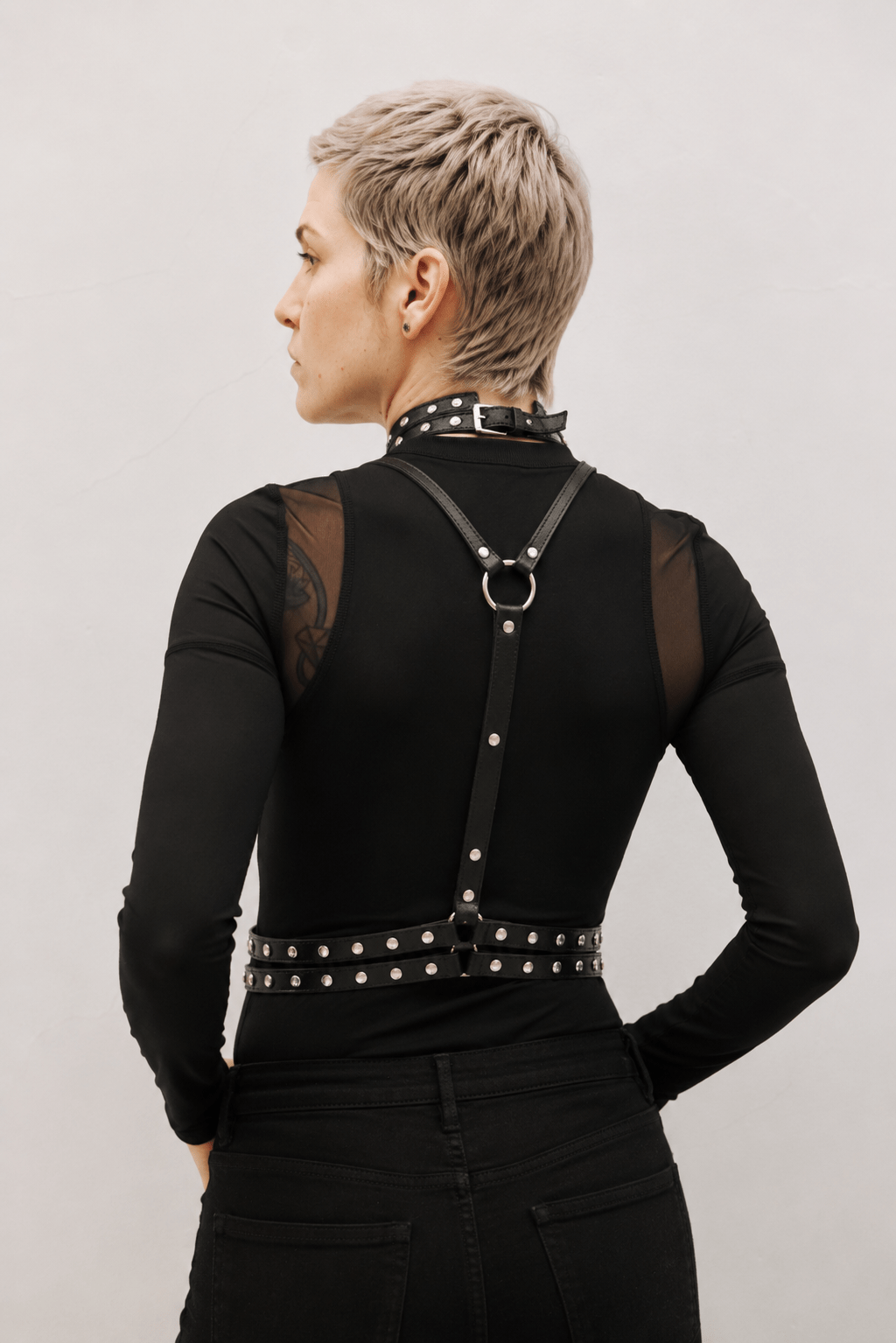 panther-stud-harness-arnes-rockero-en-cuero-negro-artesanal