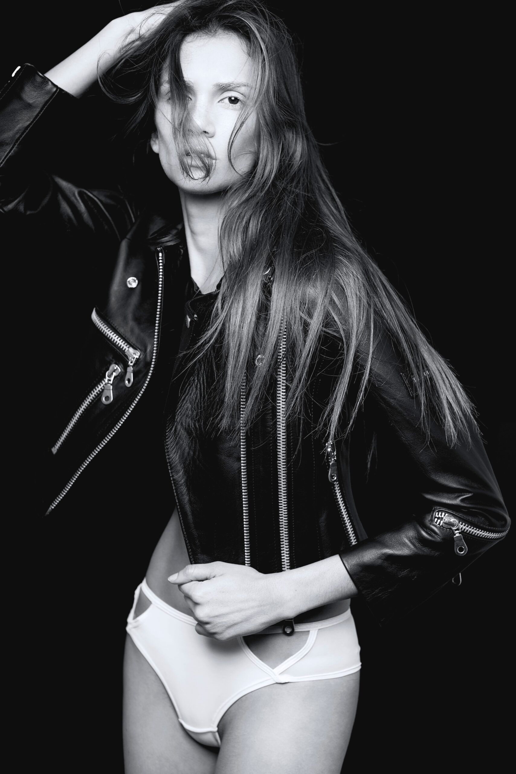 essential-chaqueta-biker-negra-con-herrajes-custom-jacket-women